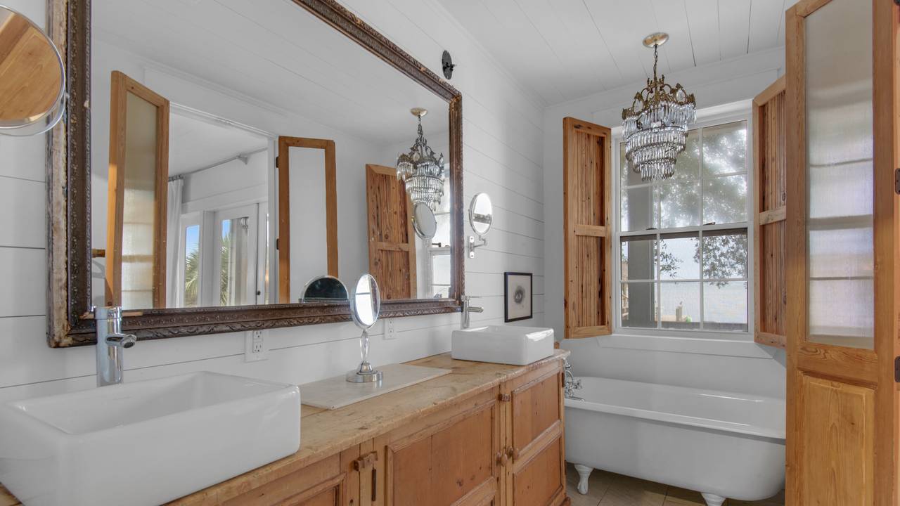 1112NEL Bathroom 1112NEL Bathroom