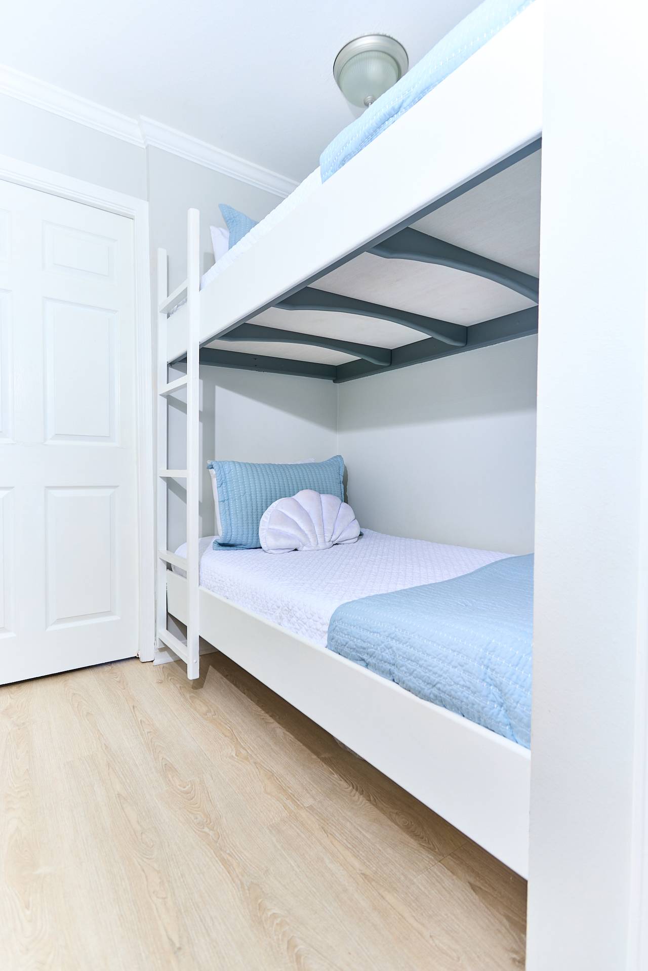 SBD212 Bungalow 6 - Hallway Bunks SBD212 Bungalow 6 - Hallway Bunks