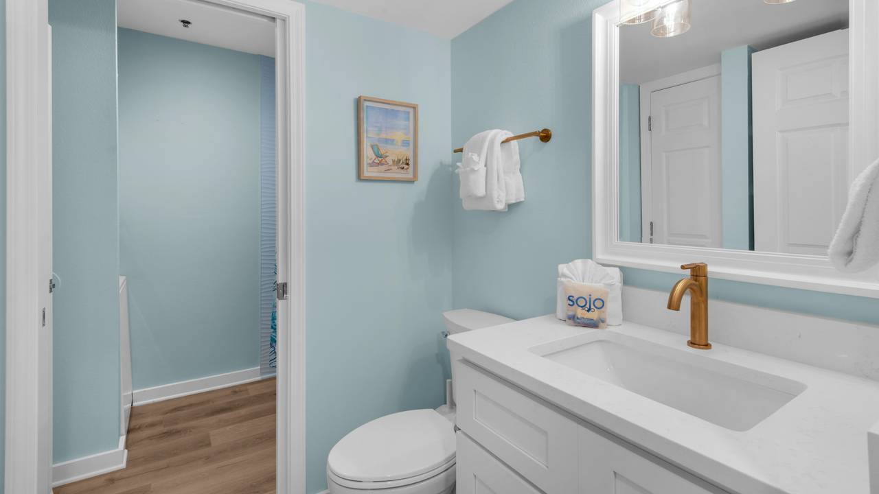 Crystal Sands 111B - Hallway half Bathroom Crystal Sands 111B - Hallway half Bathroom