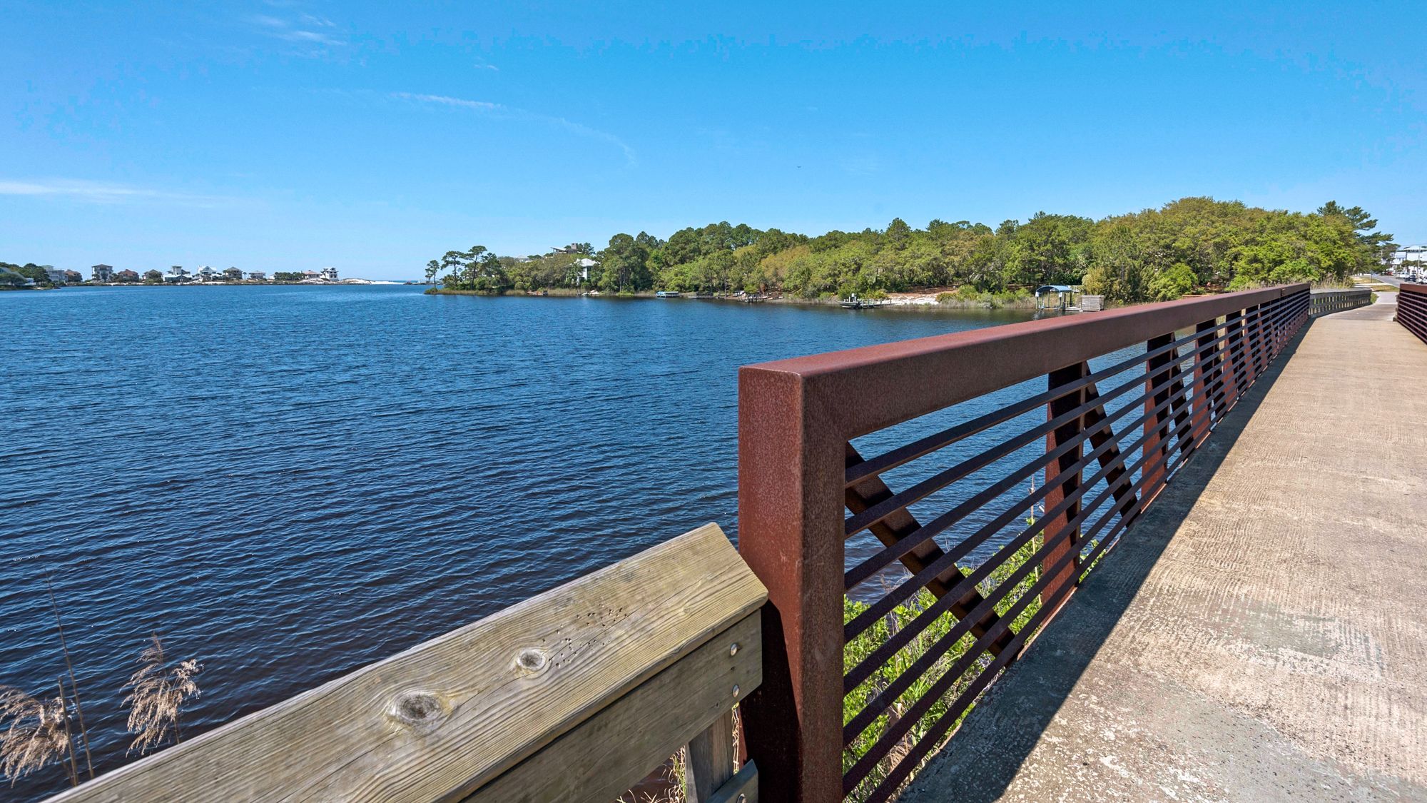 Eastern Shore 215 Exterior