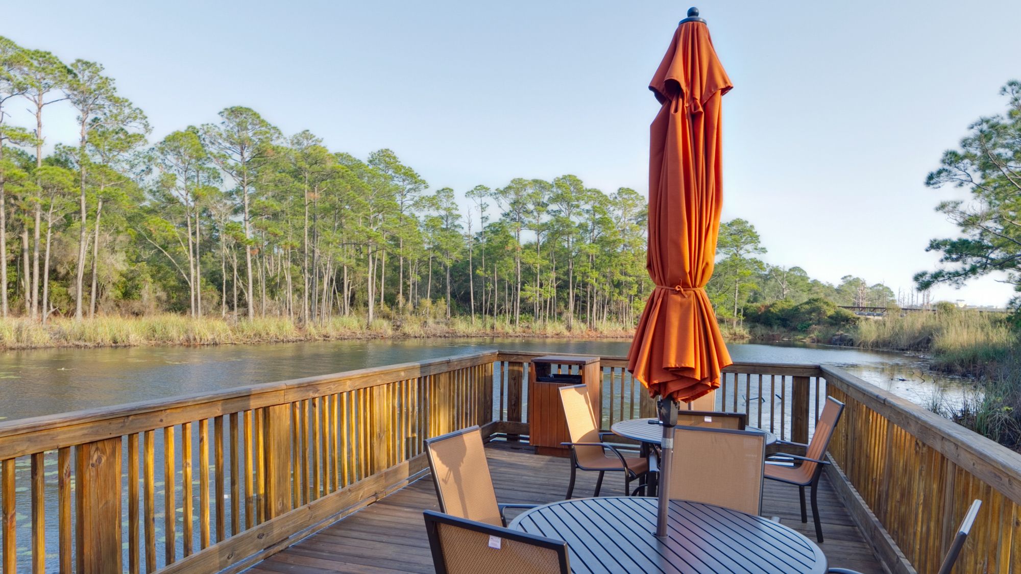 Redfish Village - Deck for fishing and dining