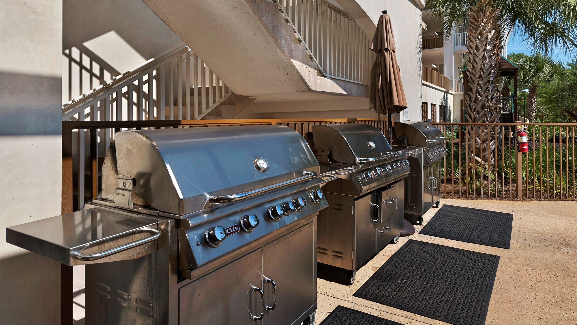 Redfish Village - Gas grill area