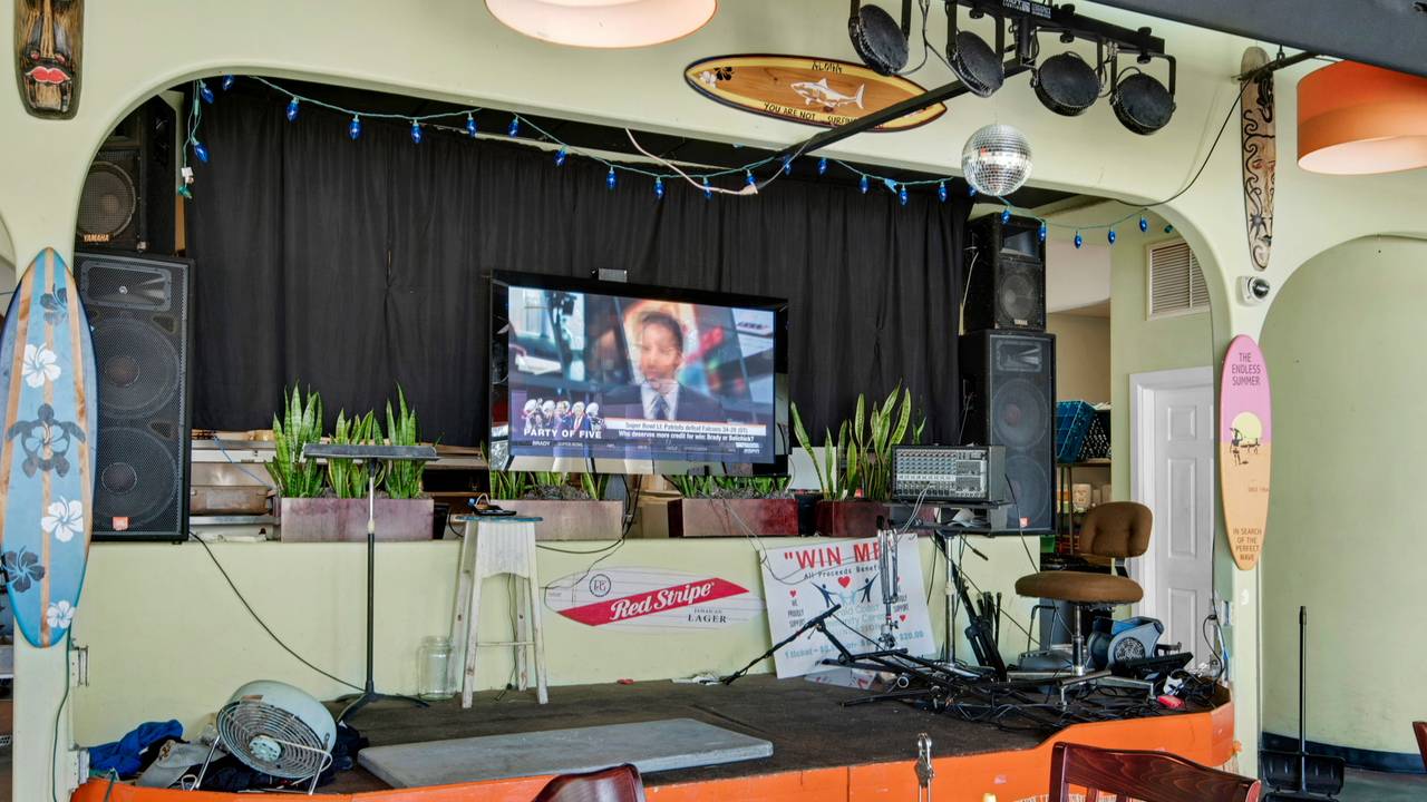 Ariel Dunes Bar entertainment Ariel Dunes Bar entertainment