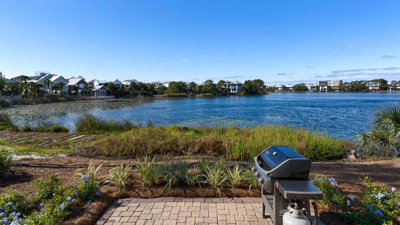 Vitamin Sea - Grill area with lake view Vitamin Sea - Grill area with lake view