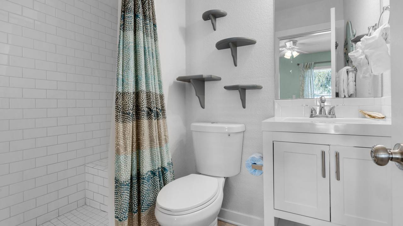 All Decked Out on 30A - 2nd Level Bathroom All Decked Out on 30A - 2nd Level Bathroom