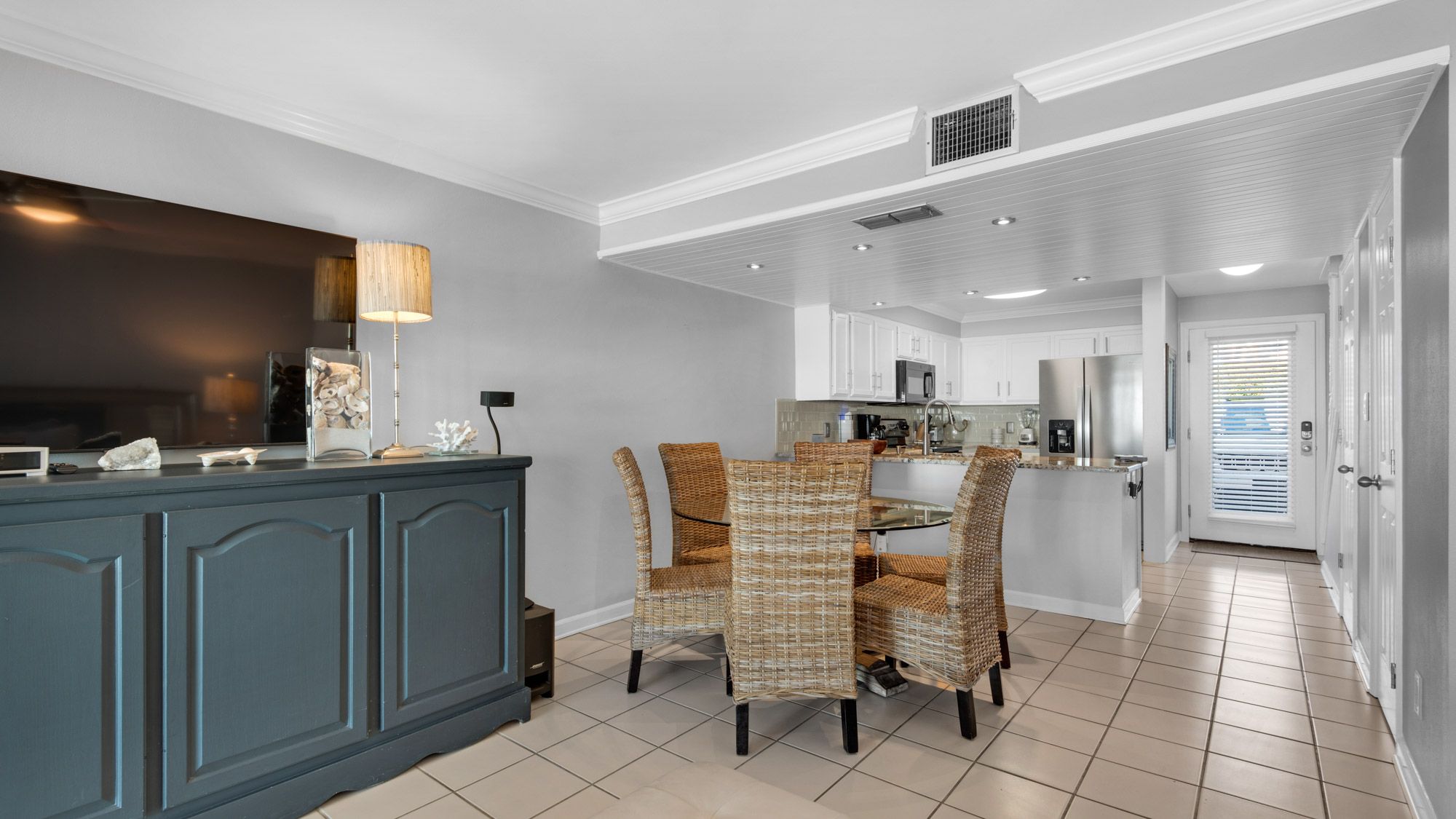 Costa Del Sol C1 - Dining into kitchen 