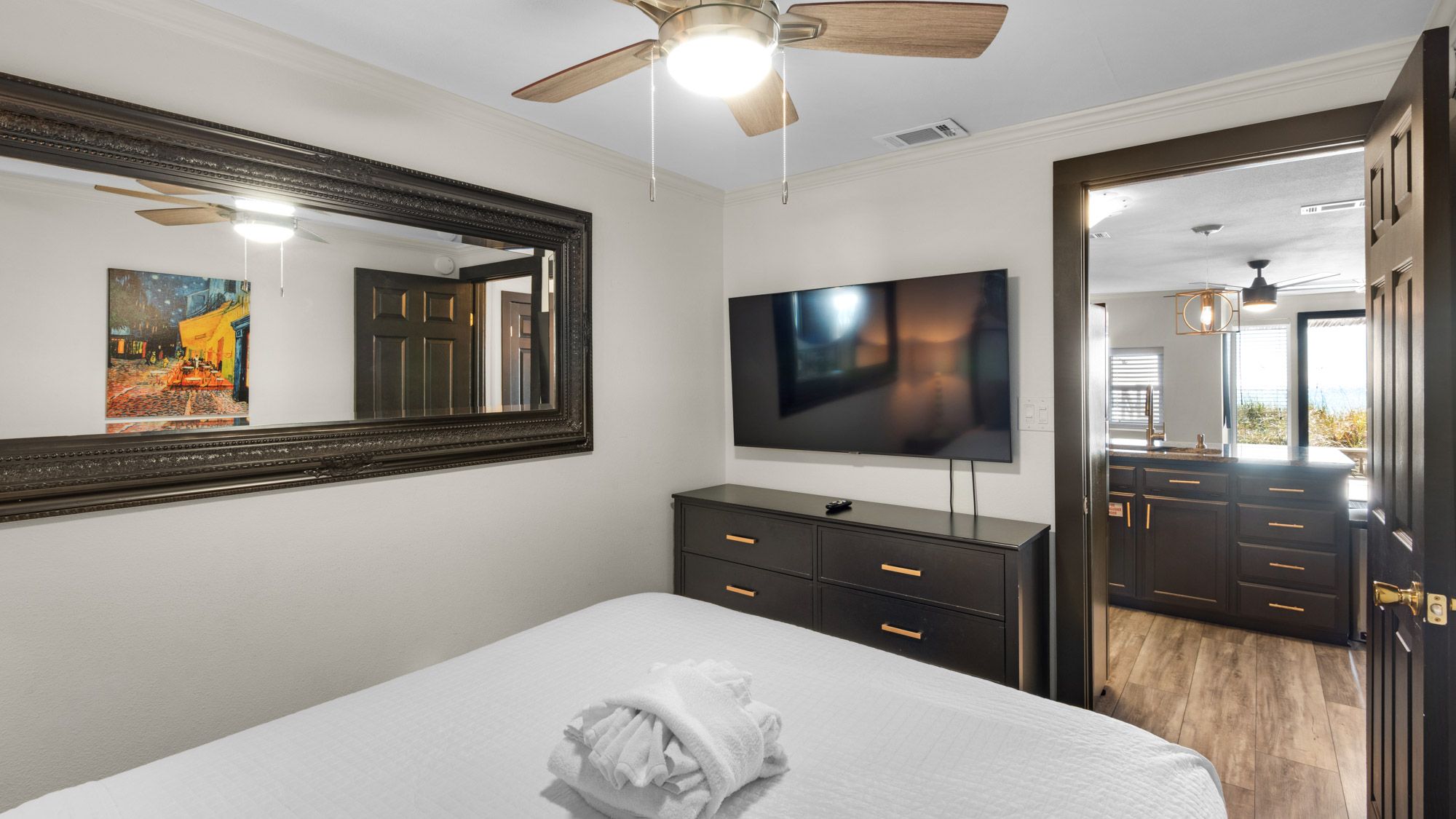 Costa Del Sol C1 - Queen Bedroom