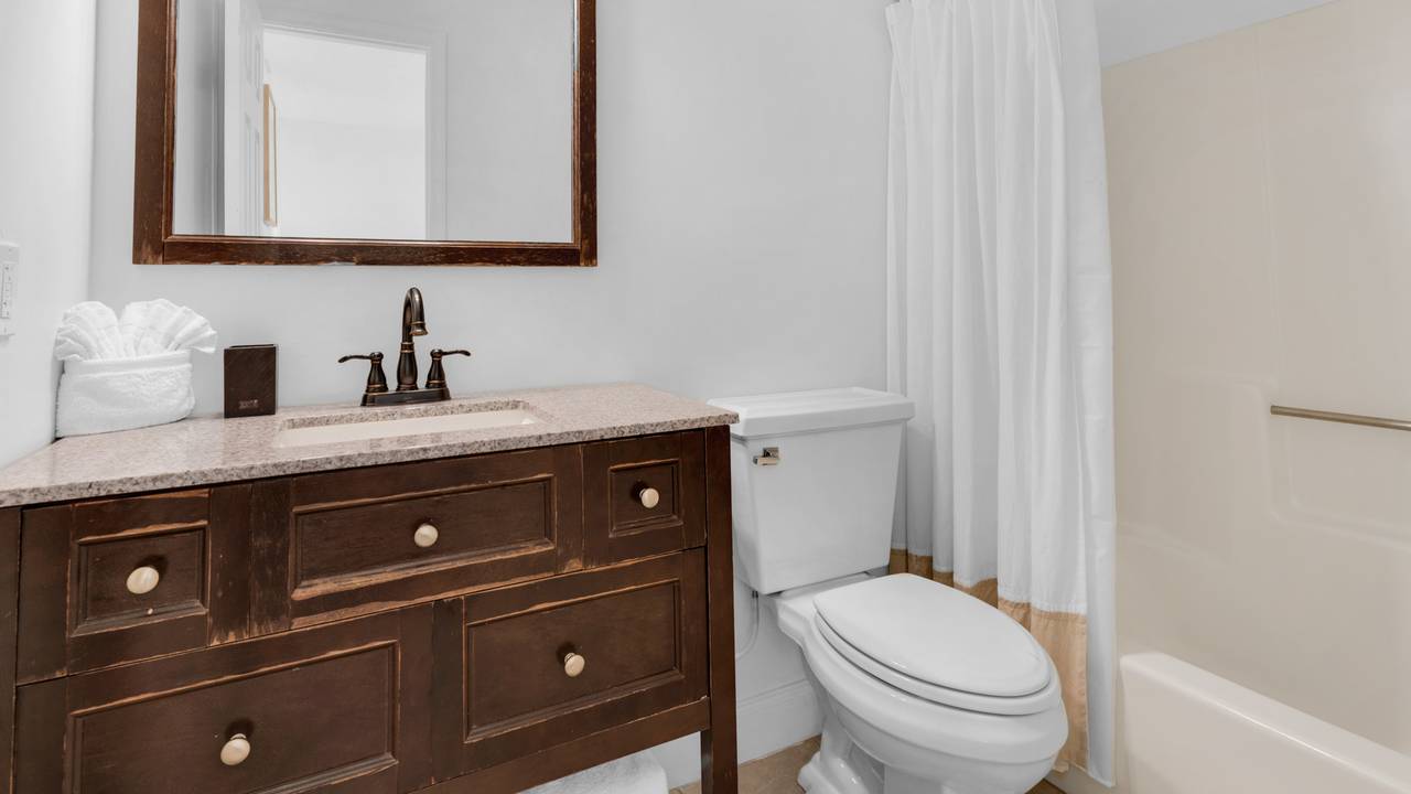 Palm Sounds 2nd Level - Bathroom Palm Sounds 2nd Level - Bathroom