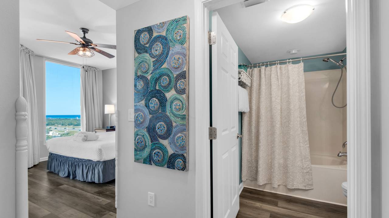 Palms of Destin 2813 Primary Bedroom & Bathroom Palms of Destin 2813 Primary Bedroom & Bathroom