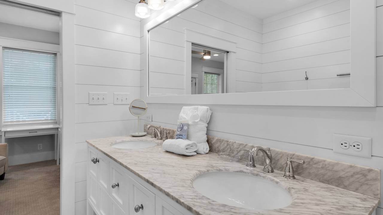 Best of Both Worlds - 2nd Floor Master Bedroom Bathroom Best of Both Worlds - 2nd Floor Master Bedroom Bathroom