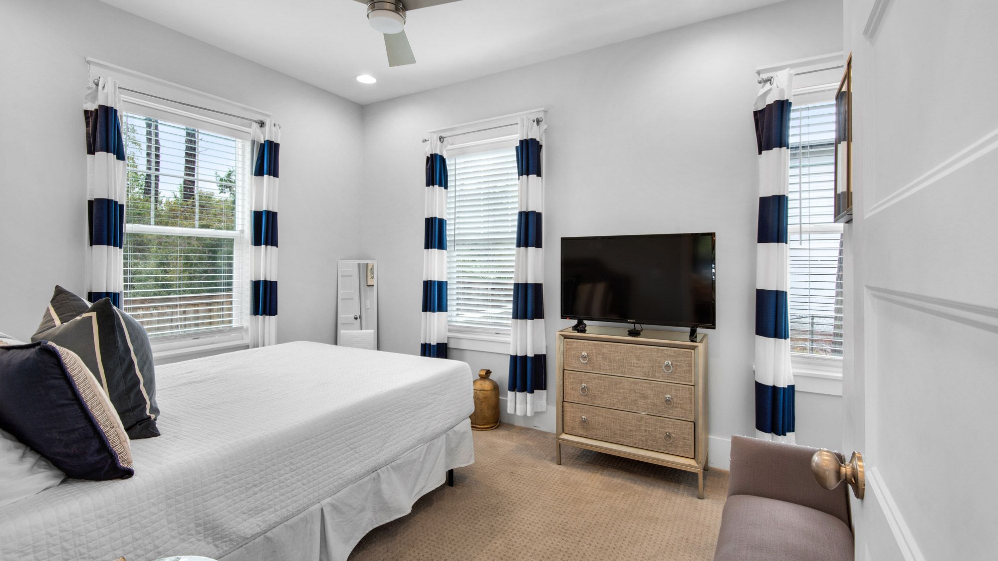 Best of Both Worlds - 1st Floor Queen Bedroom