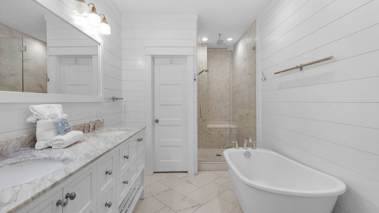 Best of Both Worlds - 2nd Floor Master Bedroom Bathroom Best of Both Worlds - 2nd Floor Master Bedroom Bathroom