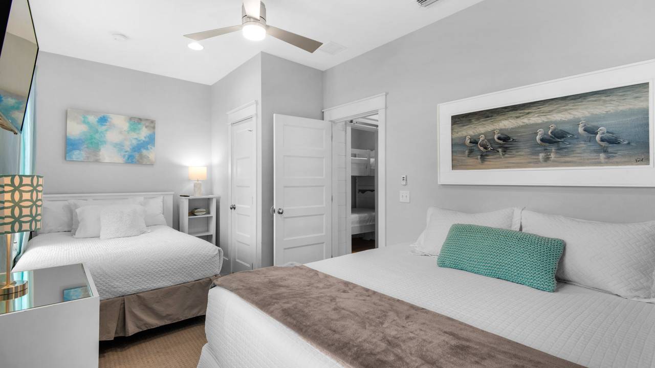 Best of Both Worlds - 2nd Floor Guest Bedroom Best of Both Worlds - 2nd Floor Guest Bedroom