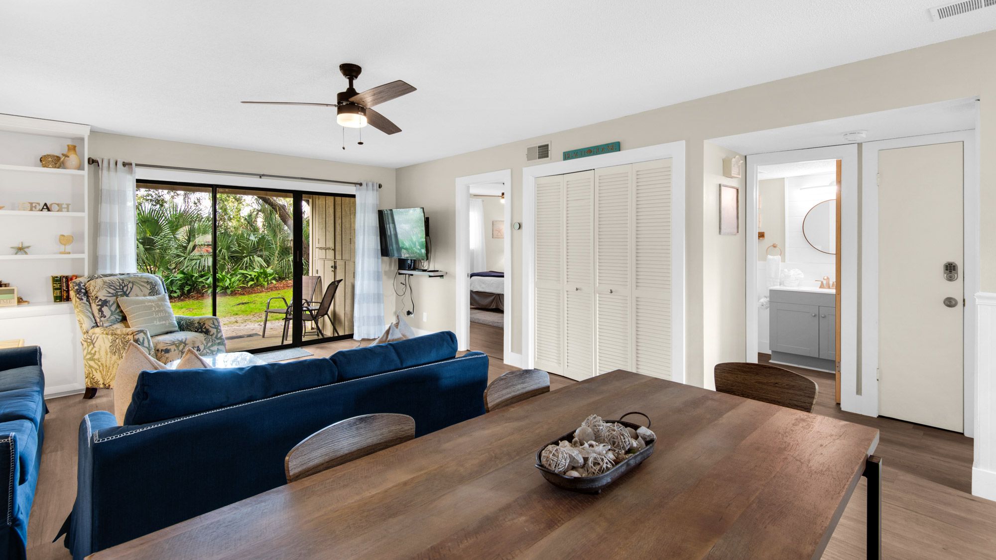 Pirates Mermaid - Dining & living area