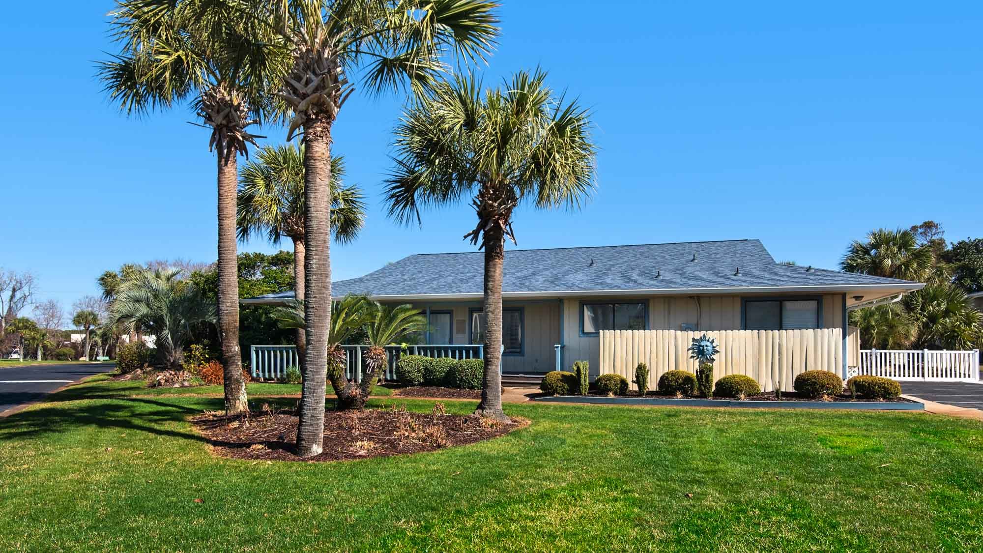 Chateau La Mer II Grounds & Amenities