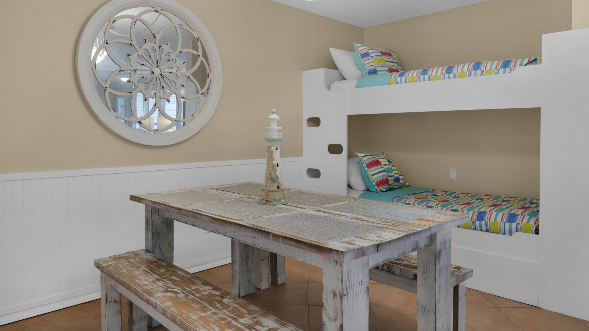 Southwinds I-5 Dining & Bunk area