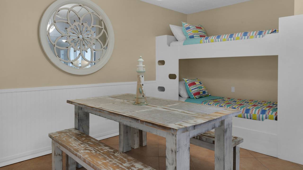 Southwinds I-5 Dining & Bunk area Southwinds I-5 Dining & Bunk area