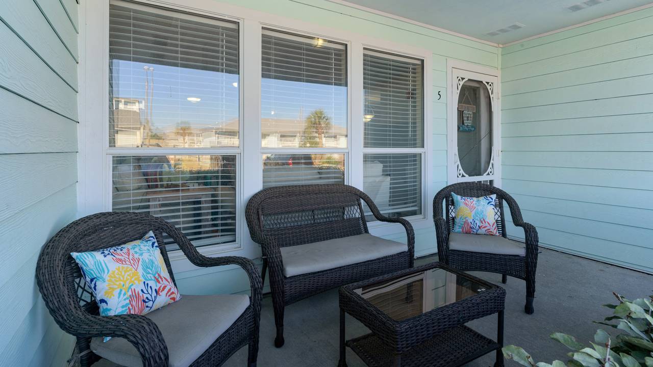 Southwinds I-5 Front Patio Southwinds I-5 Front Patio