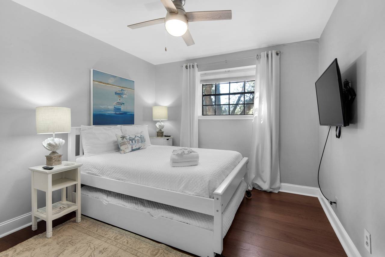 Seascape 21C Guest Bedroom w/ Trundle bed Seascape 21C Guest Bedroom w/ Trundle bed