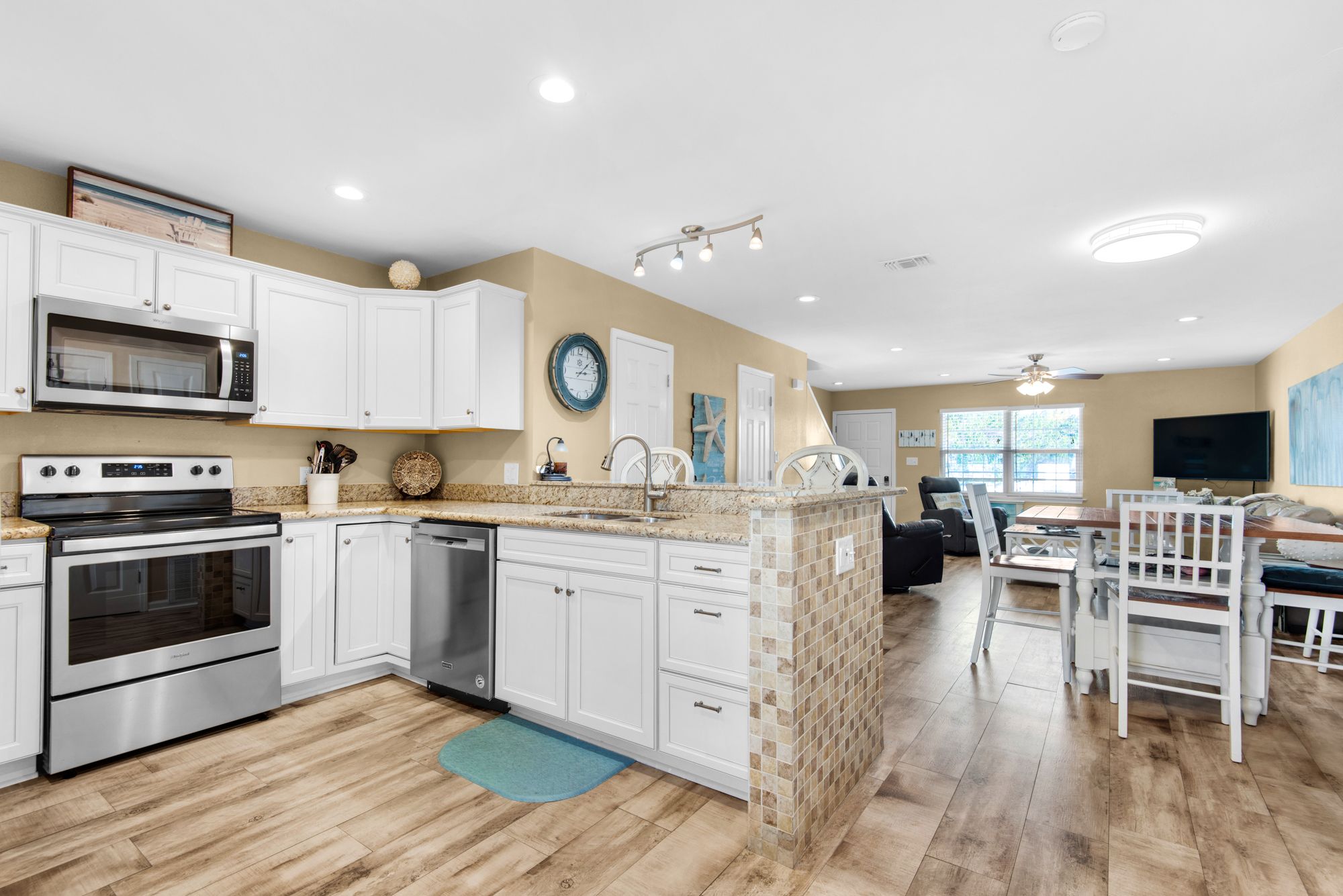 Woodland Shores 37 Kitchen area