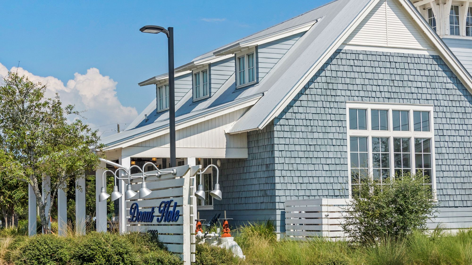 30Avenue Grounds & Amenities