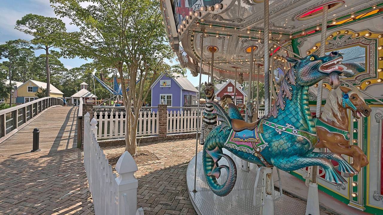 Baytowne Wharf Grounds & Amenities Baytowne Wharf Grounds & Amenities