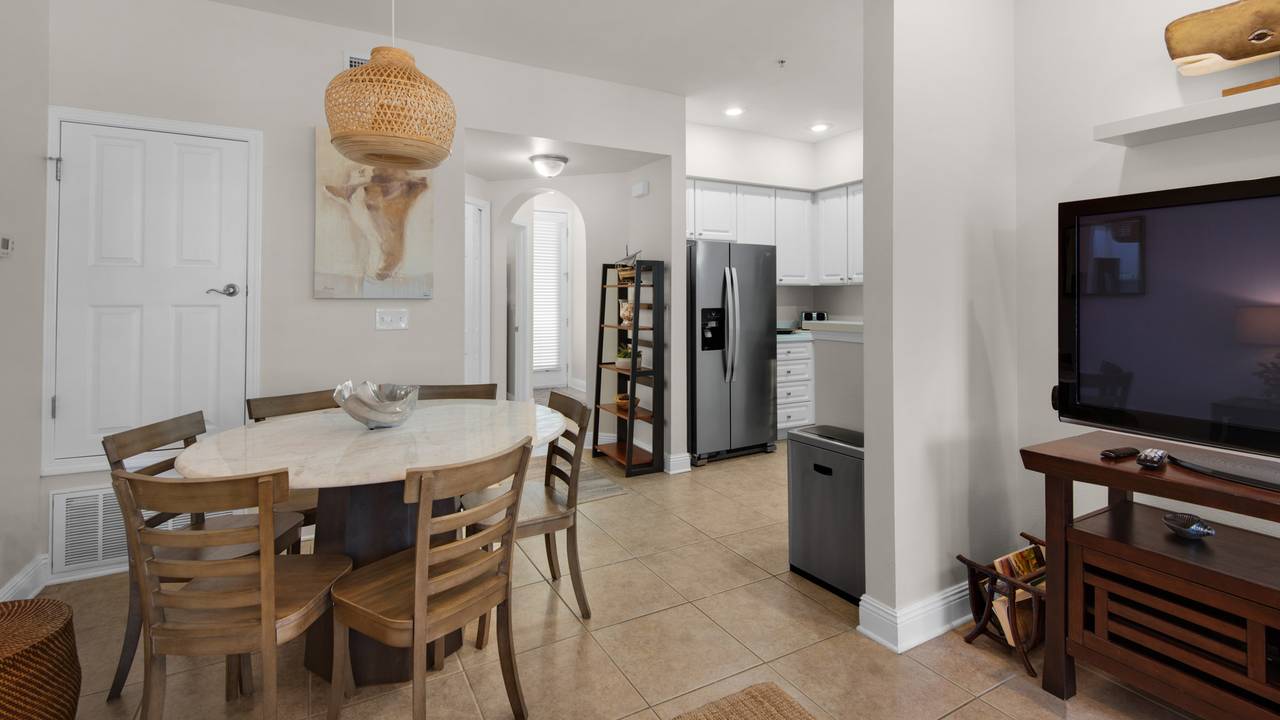 Village Blue Mountain 626 - Dining into Kitchen Village Blue Mountain 626 - Dining into Kitchen