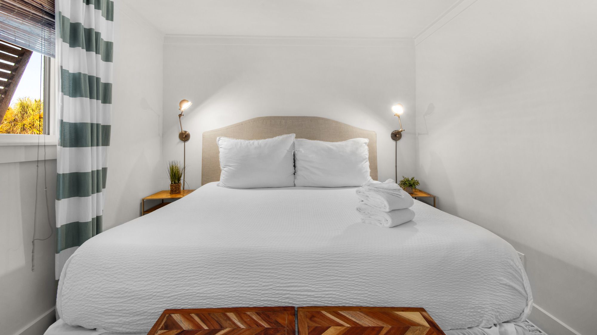 Seashadows Townhomes 4 - Guest  Bedroom w/ King bed