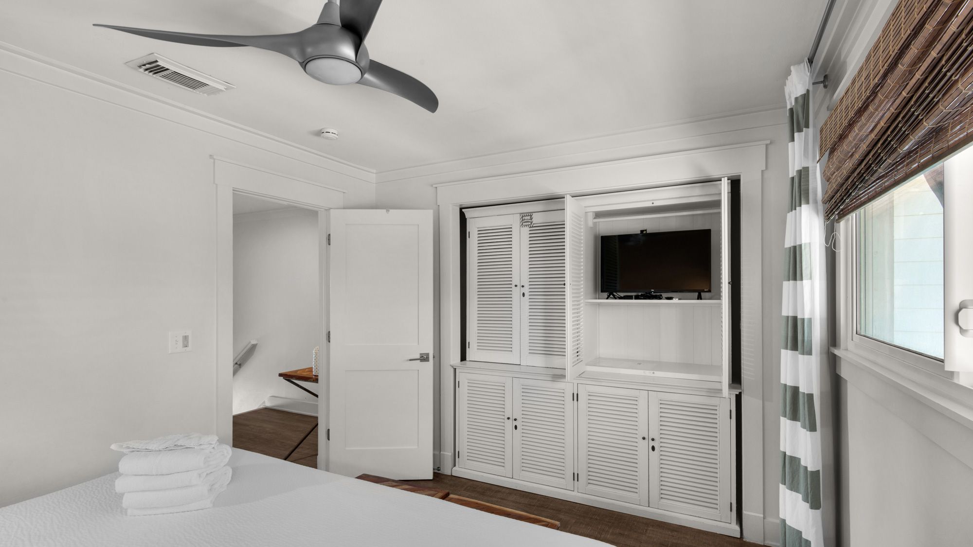 Seashadows Townhomes 4 - Guest  Bedroom w/ King bed