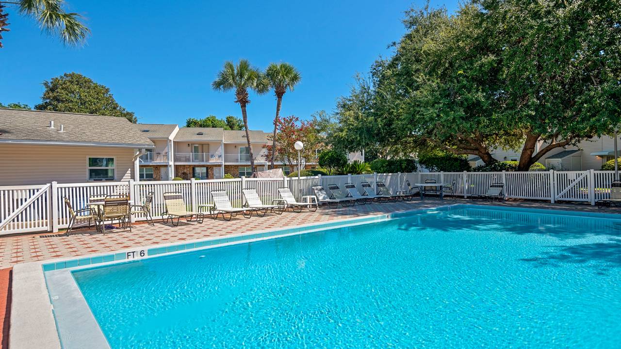 Woodland Shores Grounds & Amenities Woodland Shores Grounds & Amenities