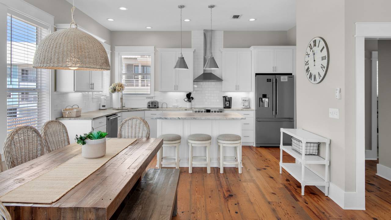 The Bee's Knees: 2nd Floor Dining into kitchen area The Bee's Knees: 2nd Floor Dining into kitchen area