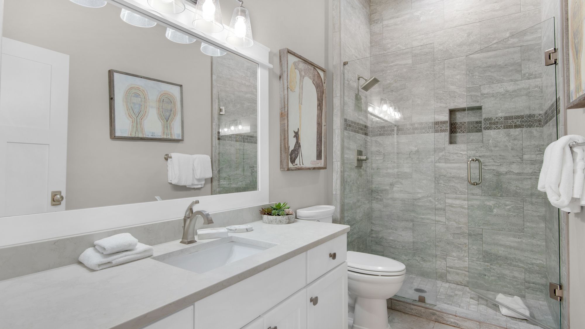 The Bee's Knees: 1st Floor Shared Bathroom