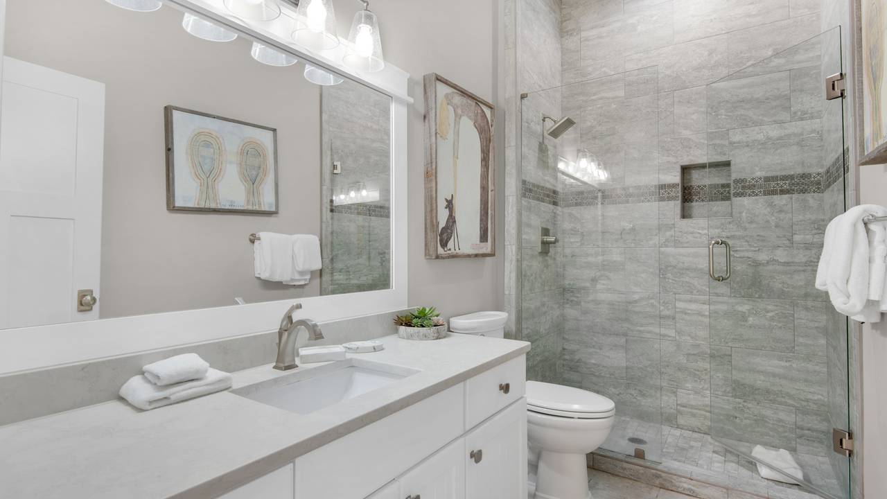 The Bee's Knees: 1st Floor Shared Bathroom The Bee's Knees: 1st Floor Shared Bathroom