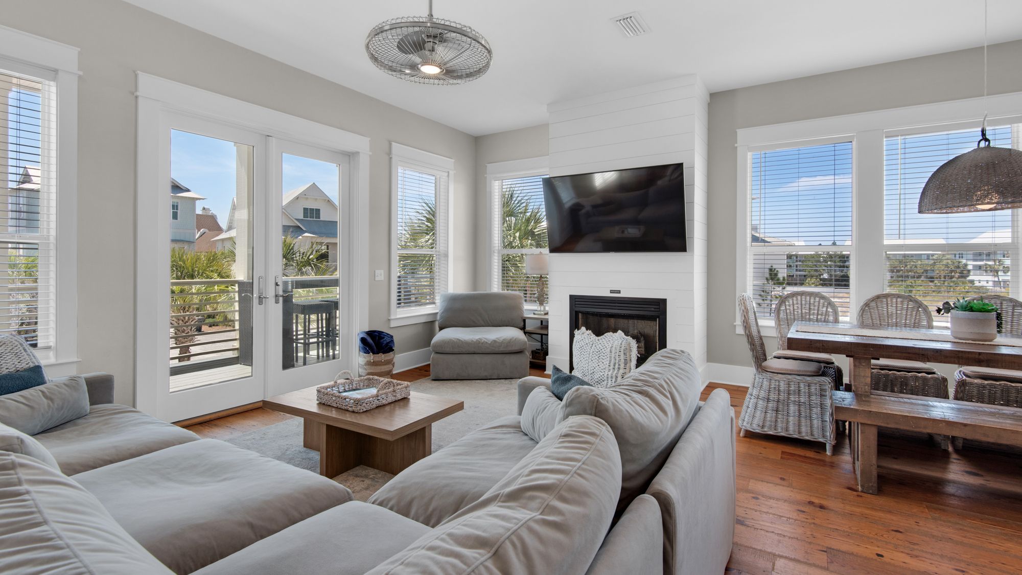 The Bee's Knees: 2nd Floor Living area