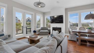 The Bee's Knees: 2nd Floor Living area The Bee's Knees: 2nd Floor Living area