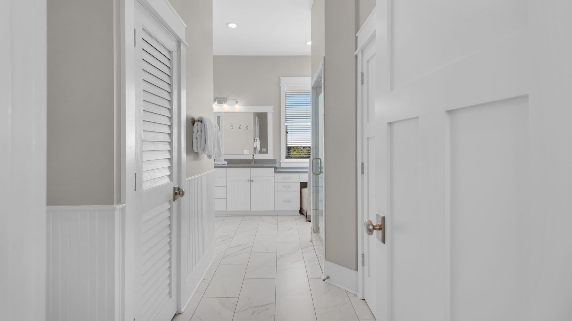 The Bee's Knees: 3rd Floor Shared Bathroom