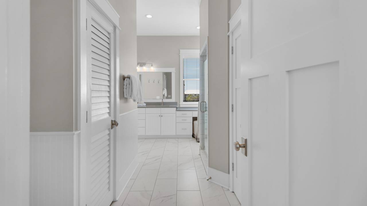 The Bee's Knees: 3rd Floor Shared Bathroom The Bee's Knees: 3rd Floor Shared Bathroom