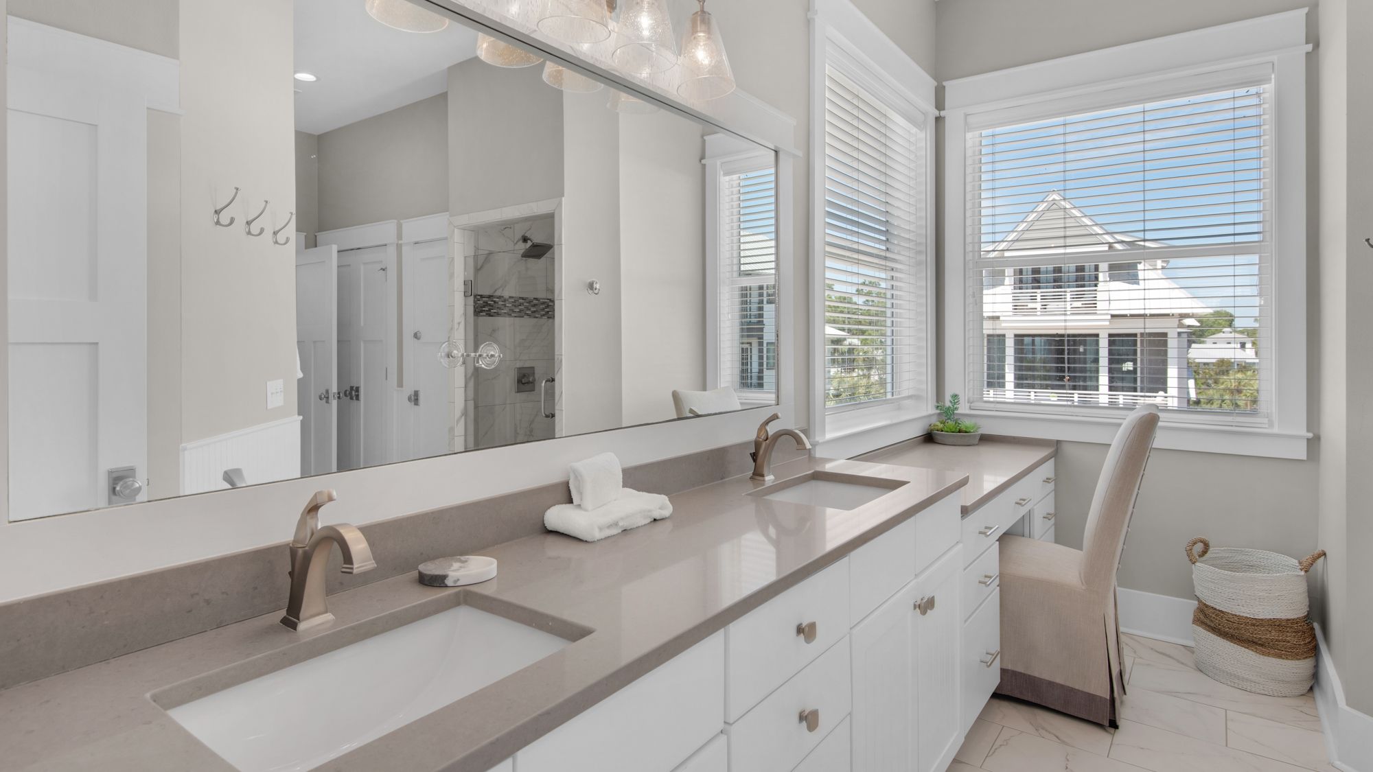 The Bee's Knees: 3rd Floor Shared Bathroom