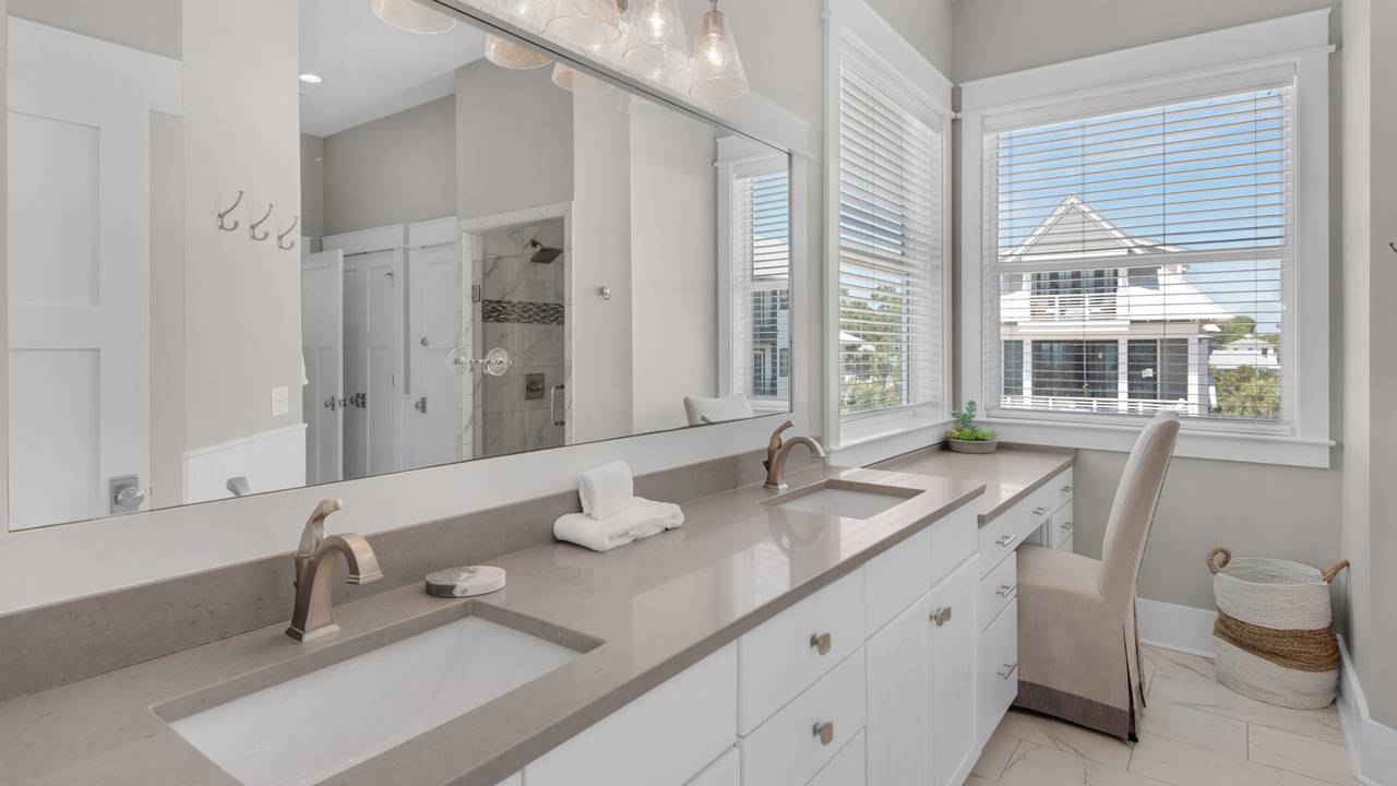 The Bee's Knees: 3rd Floor Shared Bathroom The Bee's Knees: 3rd Floor Shared Bathroom