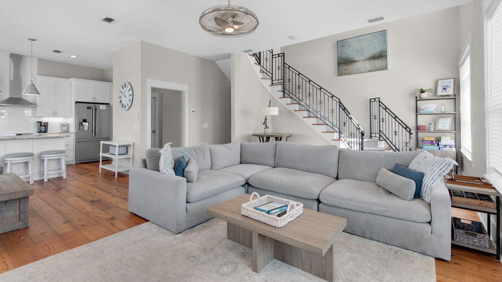 The Bee's Knees: 2nd Floor Living area