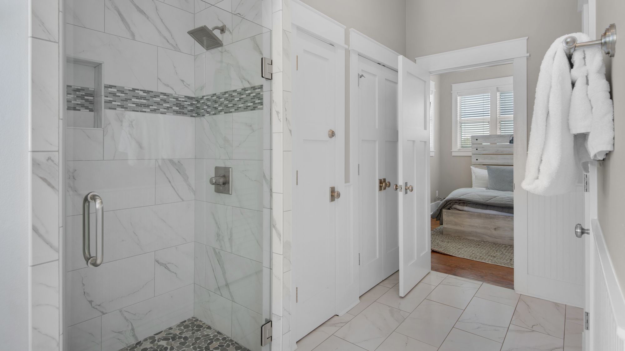 The Bee's Knees: 3rd Floor Shared Bathroom