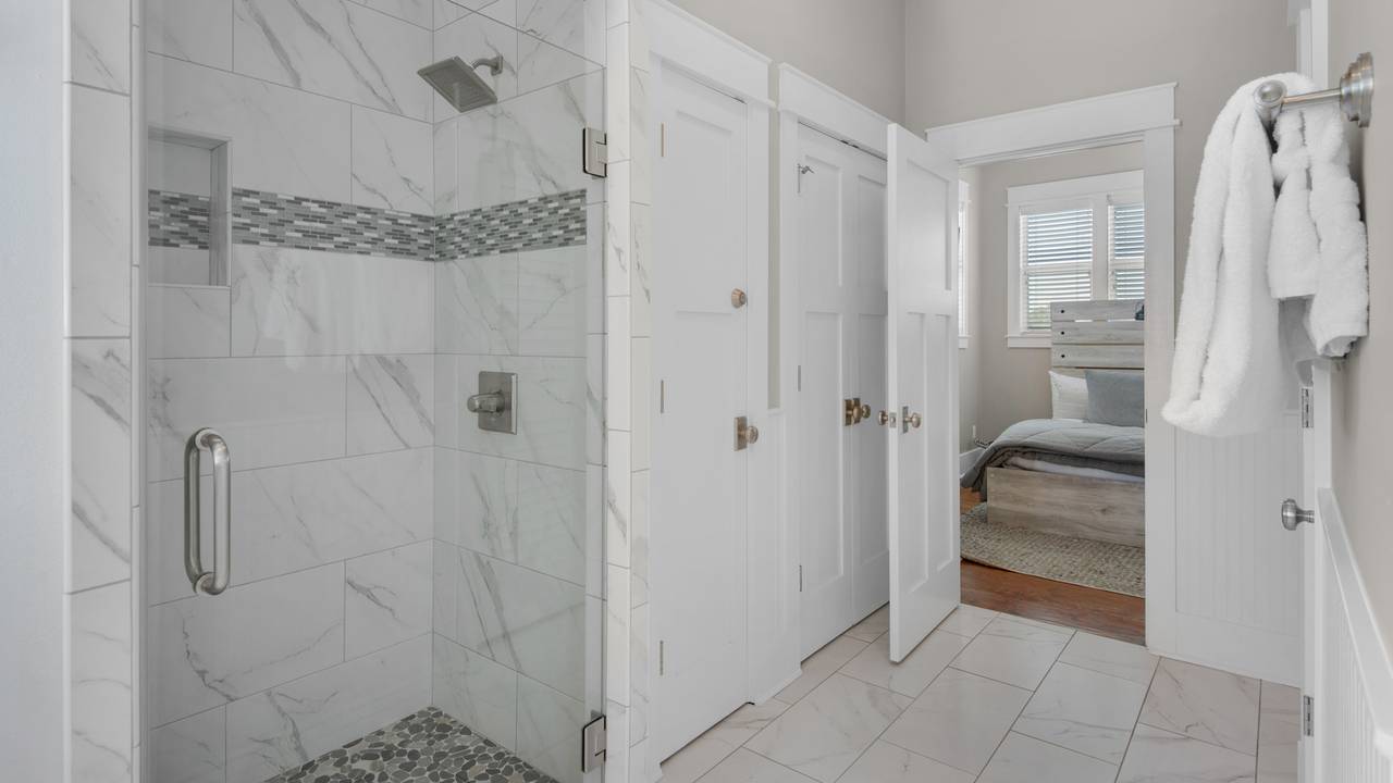 The Bee's Knees: 3rd Floor Shared Bathroom The Bee's Knees: 3rd Floor Shared Bathroom