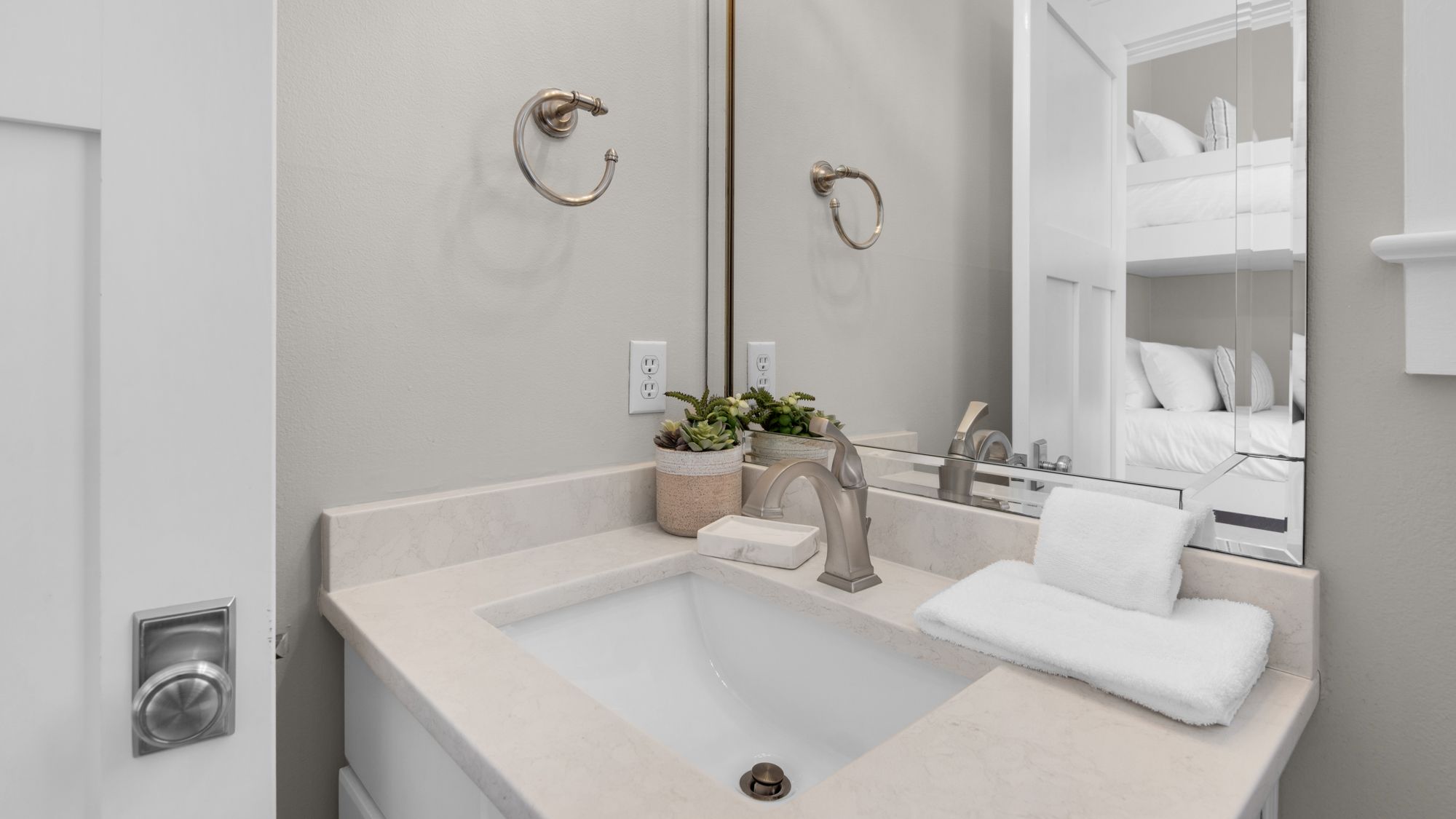 The Bee's Knees: 2nd Floor Bathroom