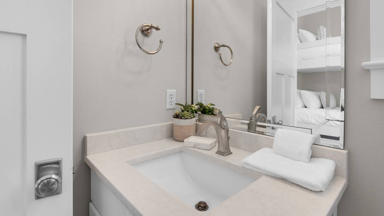 The Bee's Knees: 2nd Floor Bathroom The Bee's Knees: 2nd Floor Bathroom