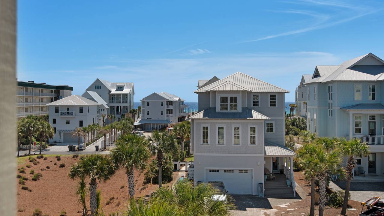 The Bee's Knees: 3rd Floor Private balcony views The Bee's Knees: 3rd Floor Private balcony views