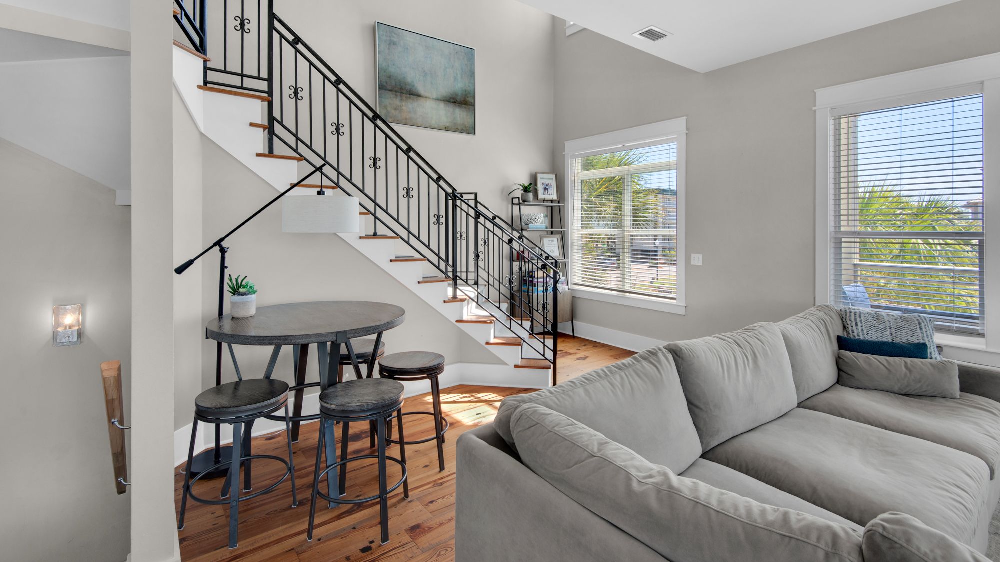 The Bee's Knees: 2nd Floor Living area