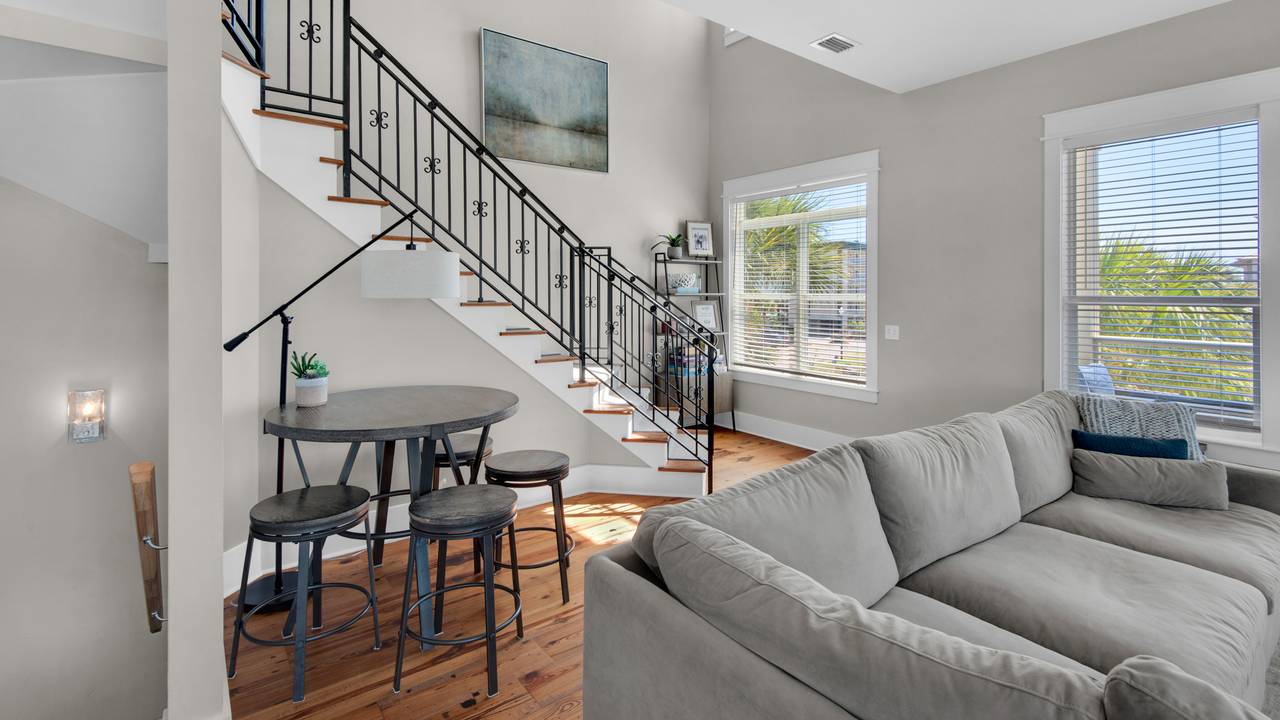 The Bee's Knees: 2nd Floor Living area The Bee's Knees: 2nd Floor Living area