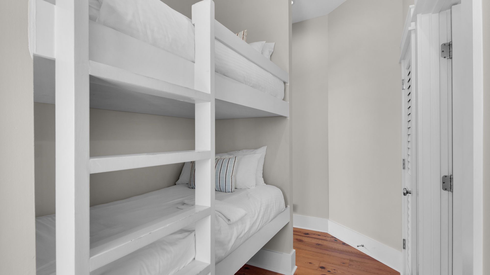 The Bee's Knees: 2nd Floor Bunk area