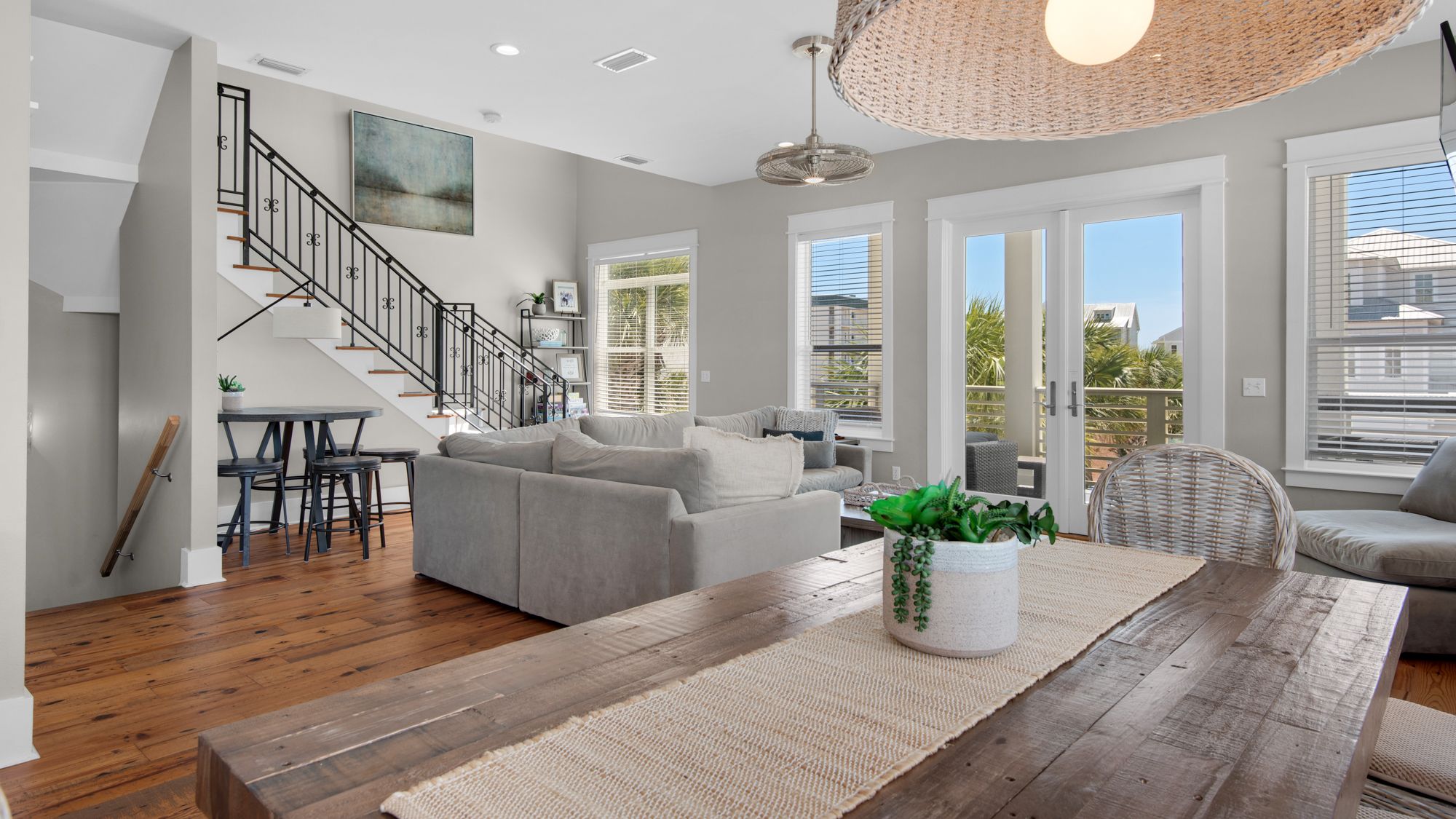 The Bee's Knees: 2nd Floor Living area