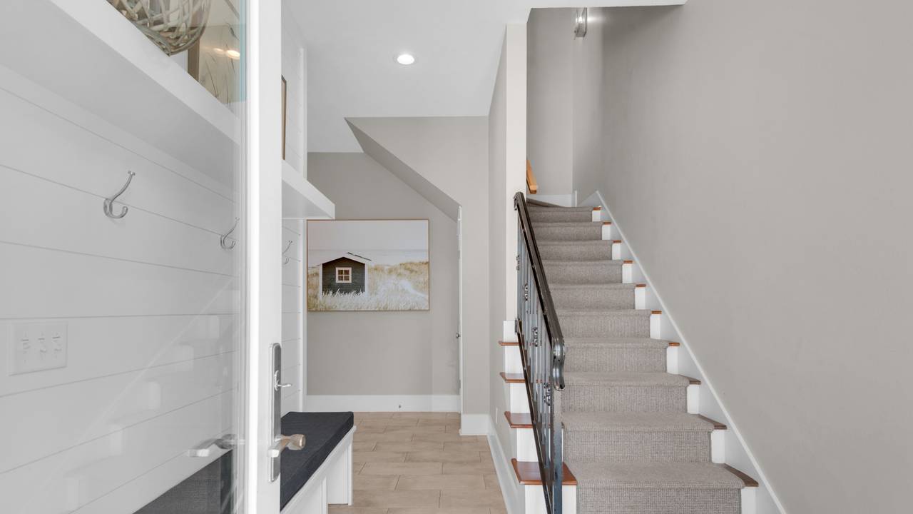 The Bee's Knees: 1st Floor going upstairs The Bee's Knees: 1st Floor going upstairs